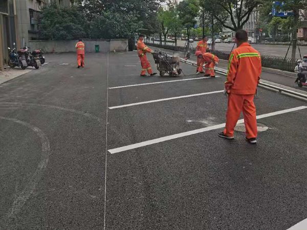 熱熔車位劃線在停車場內(nèi)制作需要注意的事宜